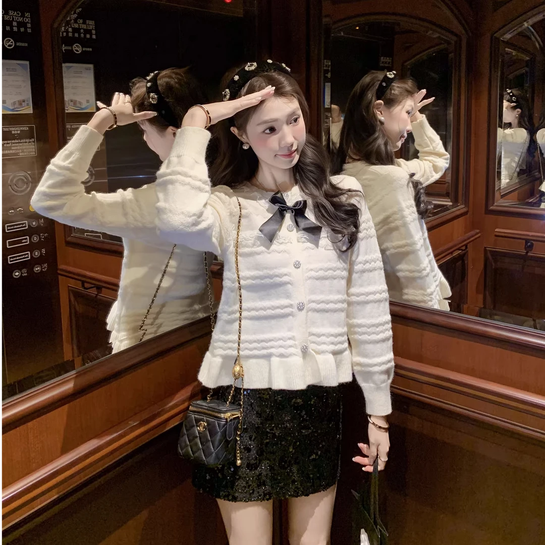 鱼兔子的兔子高品质重工蝴蝶结蕾丝拼接红色上衣女2025冬新款毛衣