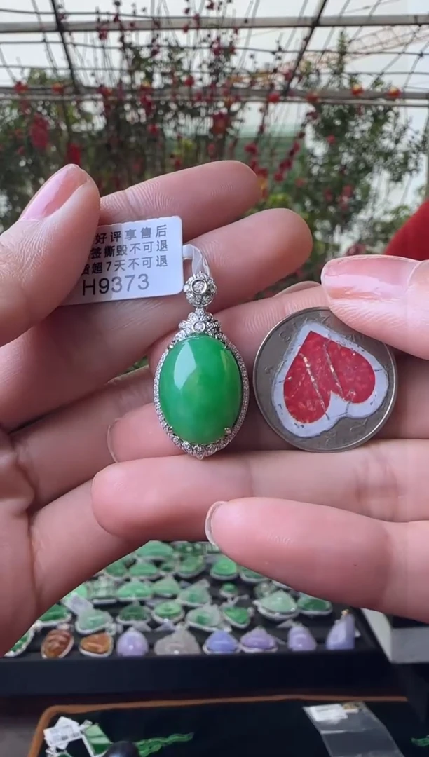 【闪购商品】翡翠颈饰18K金镶嵌H9373 辣绿蛋面吊坠