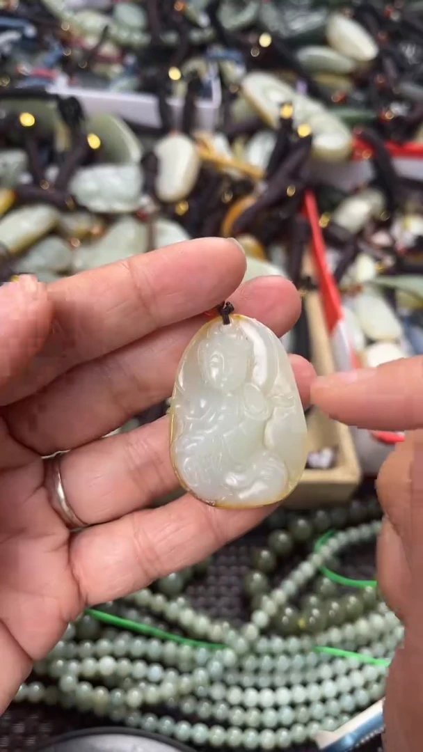 【闪购商品】和田玉颈饰未镶嵌多样性发货没有证书，拍一发一.有瑕