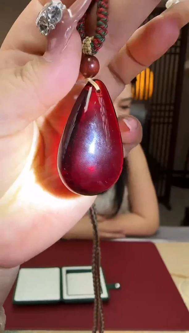 玻璃足银甄选好物 | 血珀水滴吊坠