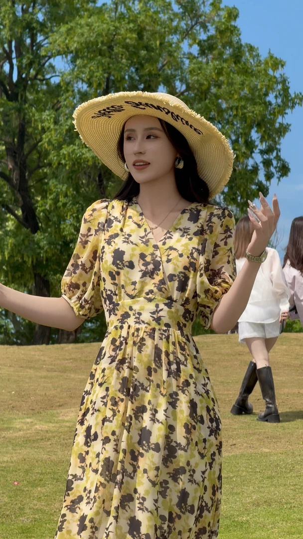 【遥寄三山】2025夏季新款法式温柔遮肉显瘦收腰气质碎花连衣裙长裙