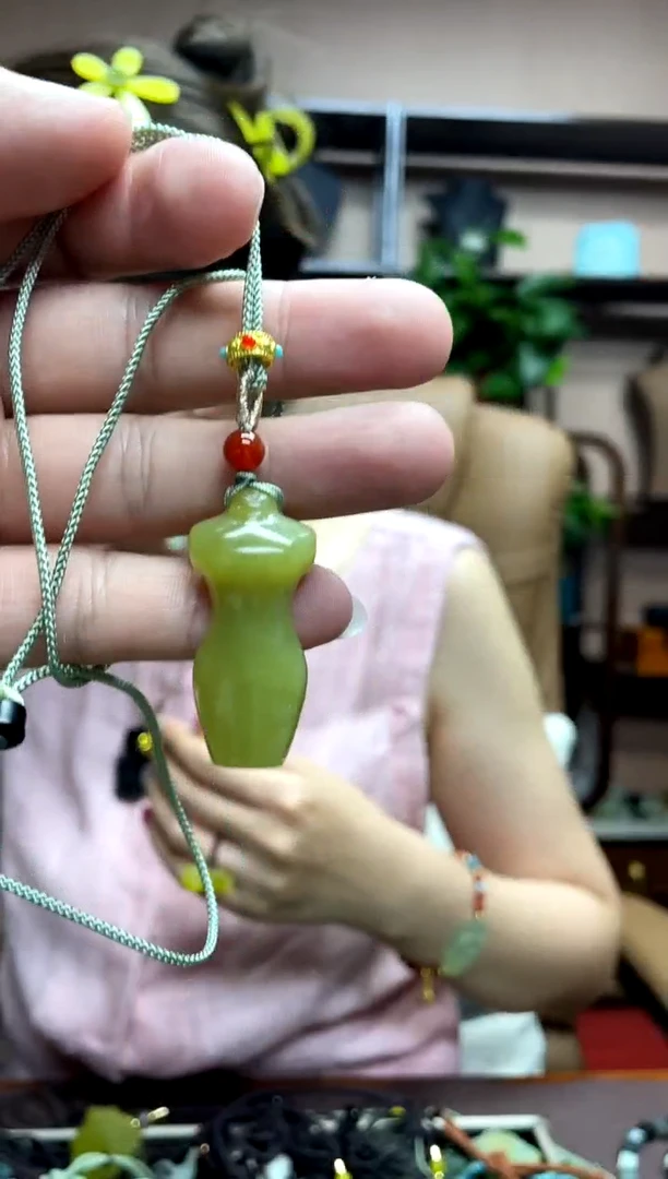 岫玉未镶嵌吊坠·
