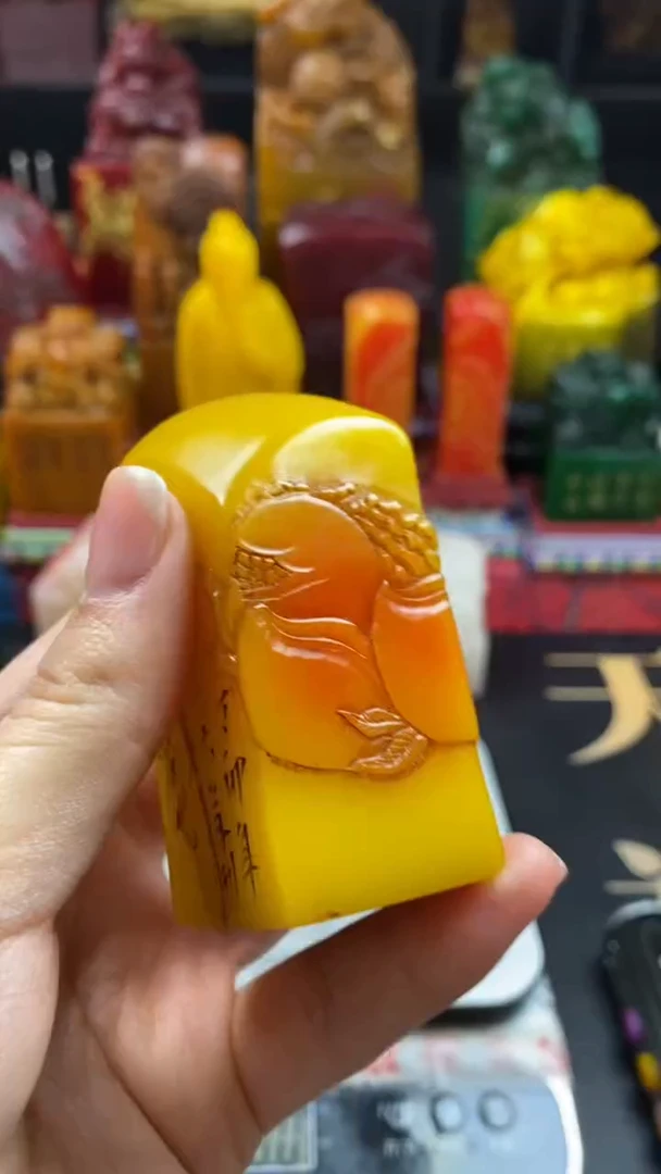 寿山石印石黄芙蓉薄意雕蟠桃
