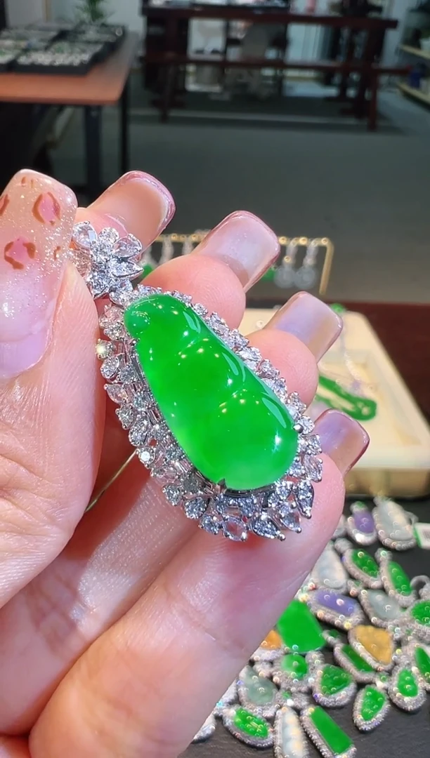 【闪购商品】翡翠吊坠(不含链)18K金镶嵌翡翠