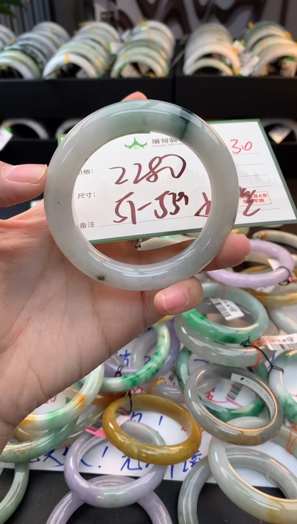 未镶嵌定制翡翠毛货需精细抛光+多人
