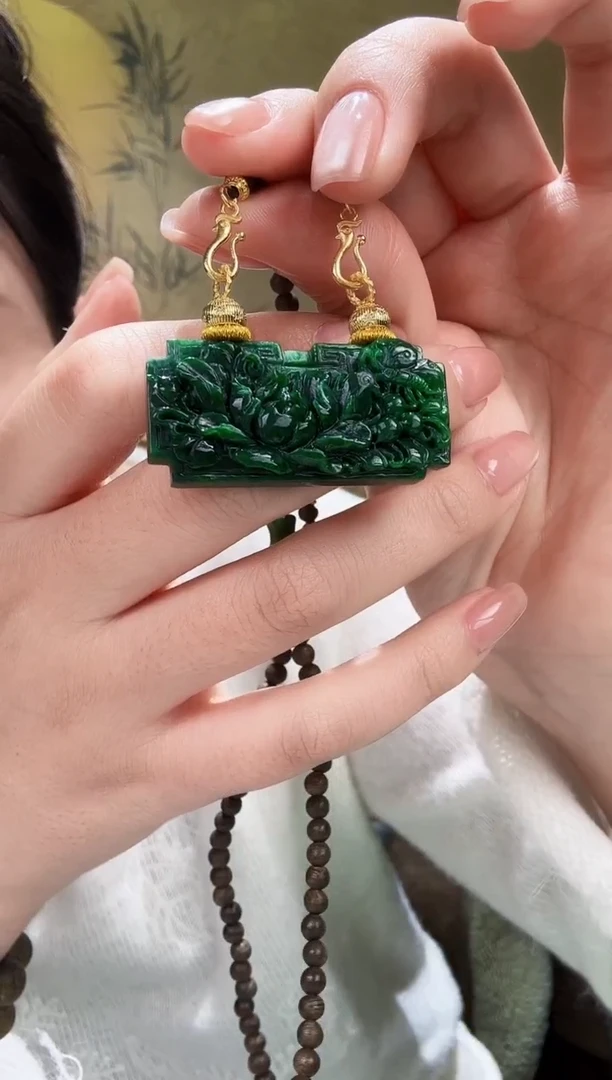 颈饰未镶嵌翡翠吊坠