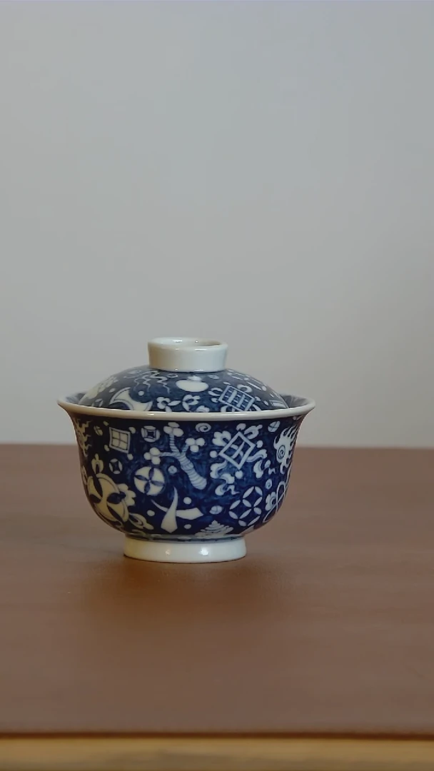 景德镇纯手绘蓝地杂宝盖碗