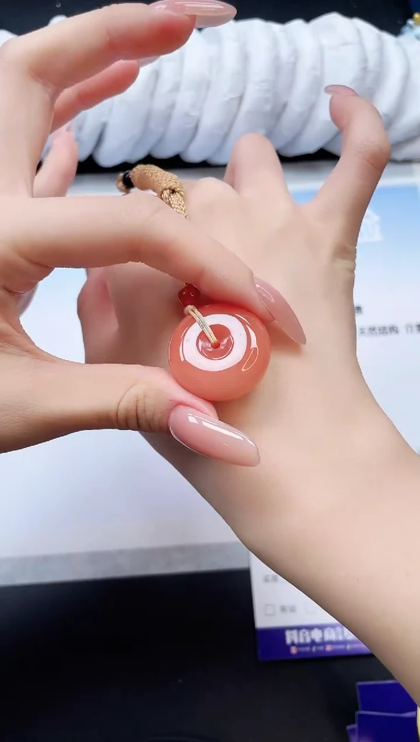 颈饰未镶嵌石英质玉桃花平安扣