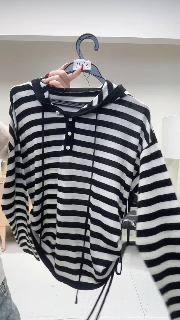 黑白条纹连帽抽绳时尚羊毛衫