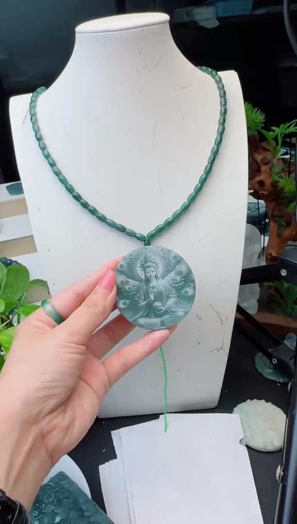 翡翠未镶嵌颈饰多样性发货其中一件