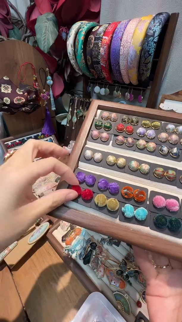 I**R【孤品车12.3】张红漳绒12毫米耳钉