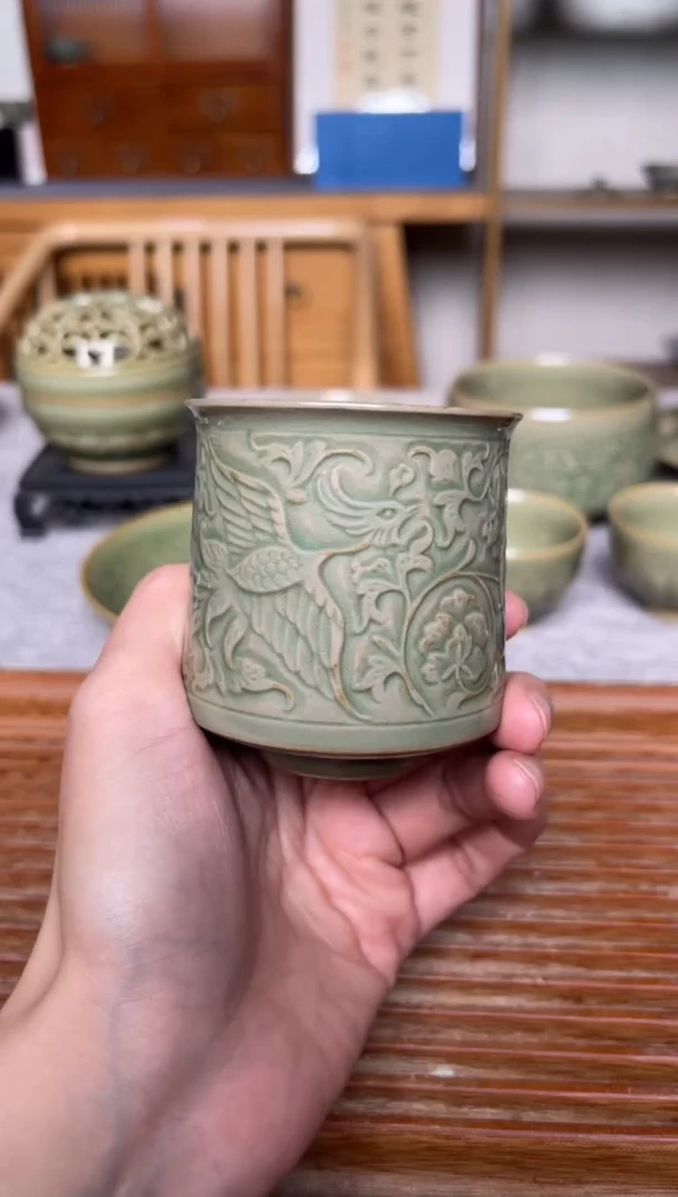 瓷器秘色凤穿牡丹束口杯 微瑕