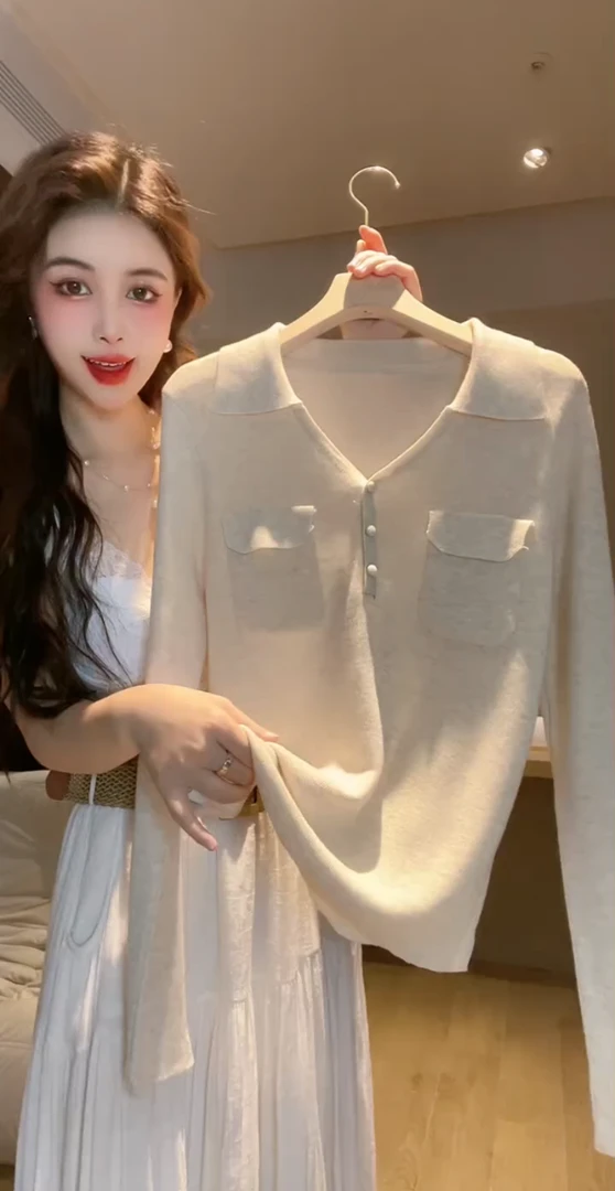 韩2025早秋新款简约时髦纯欲风纽扣口袋polo领长袖显瘦针织上衣女