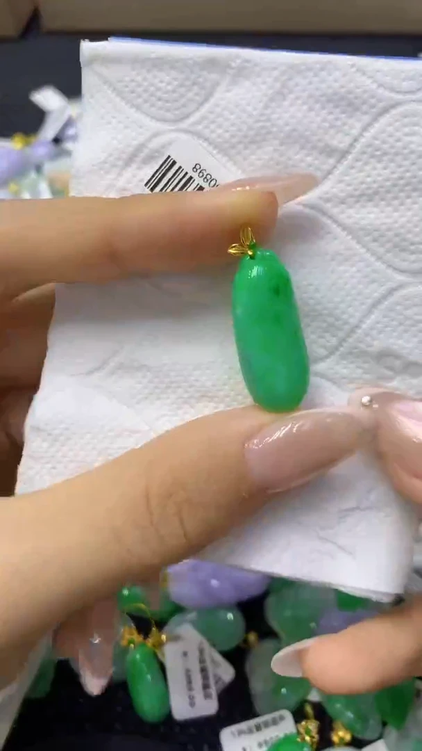 颈饰18K金镶嵌翡翠天然缅甸翡翠A货