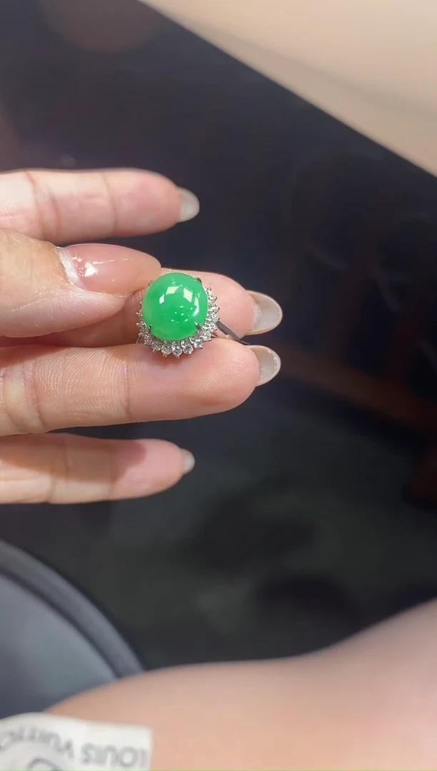 翡翠戒指18K金镶嵌玉?戒指