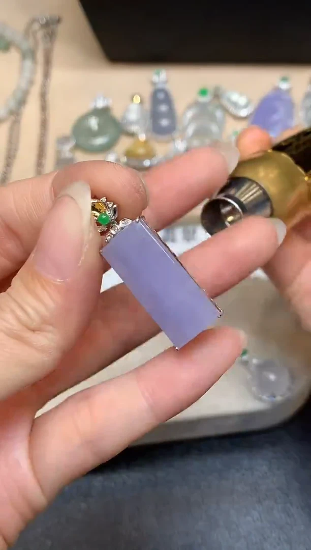 颈饰18K金镶嵌翡翠无事牌【无服务费