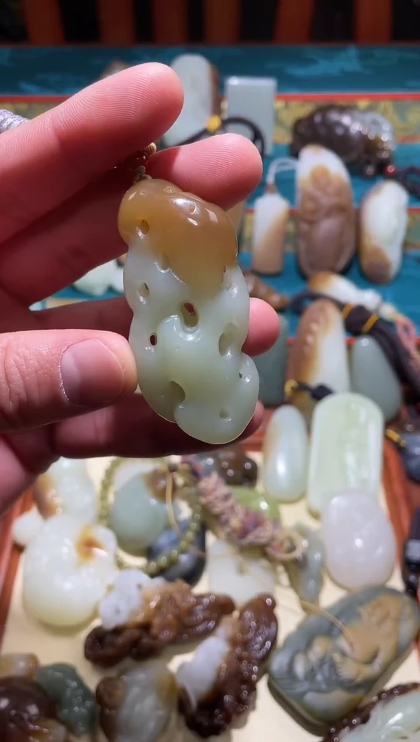 颈饰未镶嵌和田玉金山 糖白 太湖石