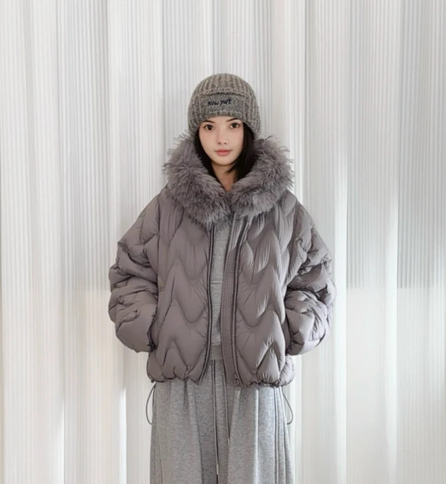 金三三【​暖米序曲】2025冬季新款圆领波浪纹云朵羽绒服外套H6146