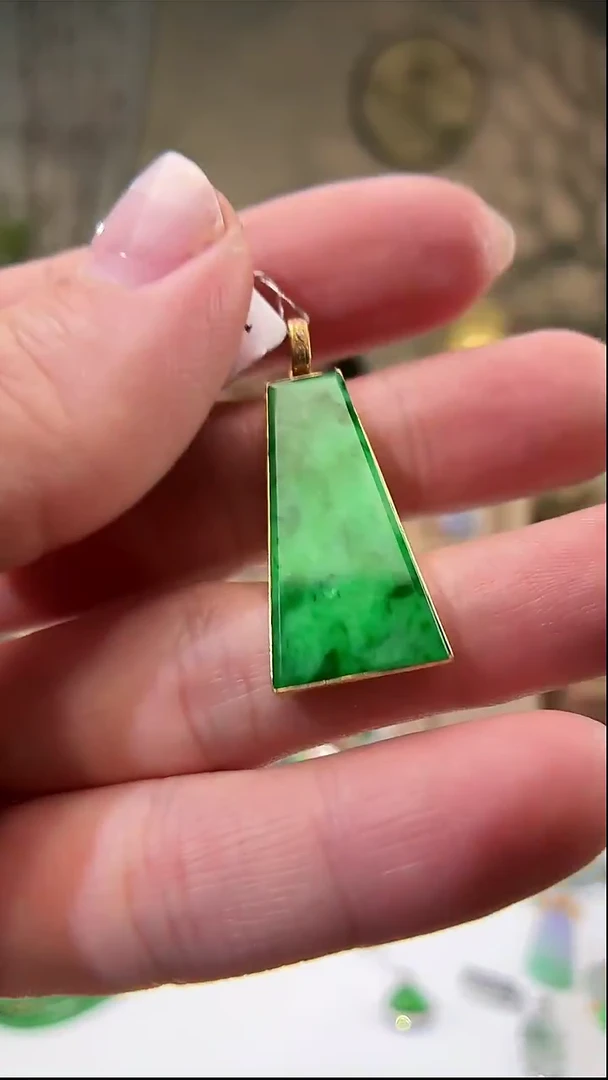 颈饰18K金镶嵌翡翠无事牌