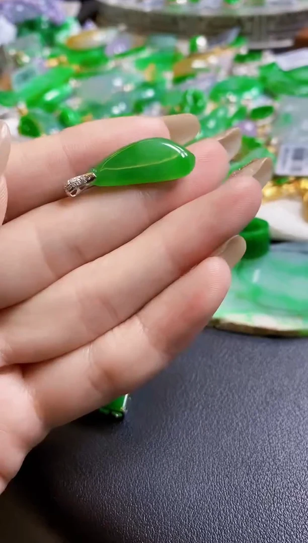 【闪购商品】翡翠颈饰18K金镶嵌瓜