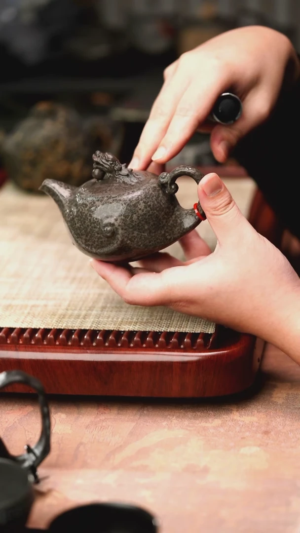 庄惠东老师作品冰碛岩重工雕刻豹纹鱼跃龙门壶