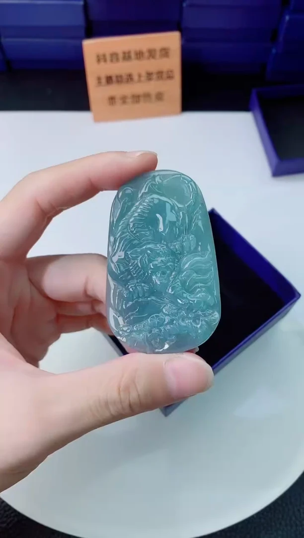 翡翠未镶嵌颈饰   `