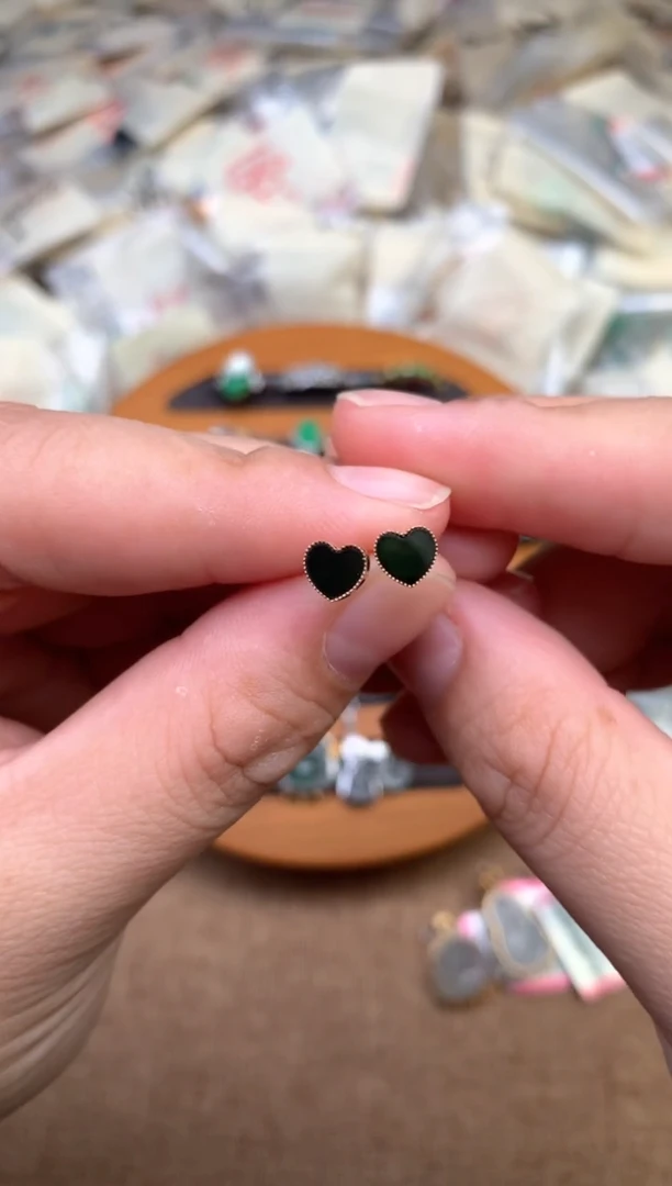 18K金镶嵌挂件翡翠一