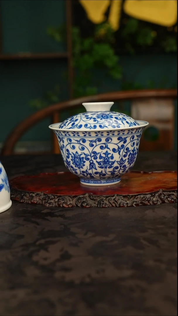青花手绘缠枝莲二才盖碗