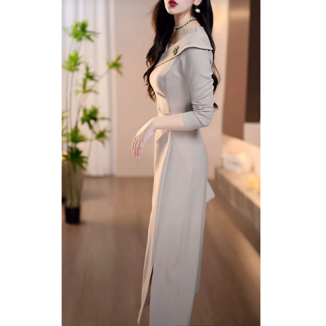 胜美女装2025秋新款燕麦色斜交领精致气质优雅大气收腰显瘦连衣裙