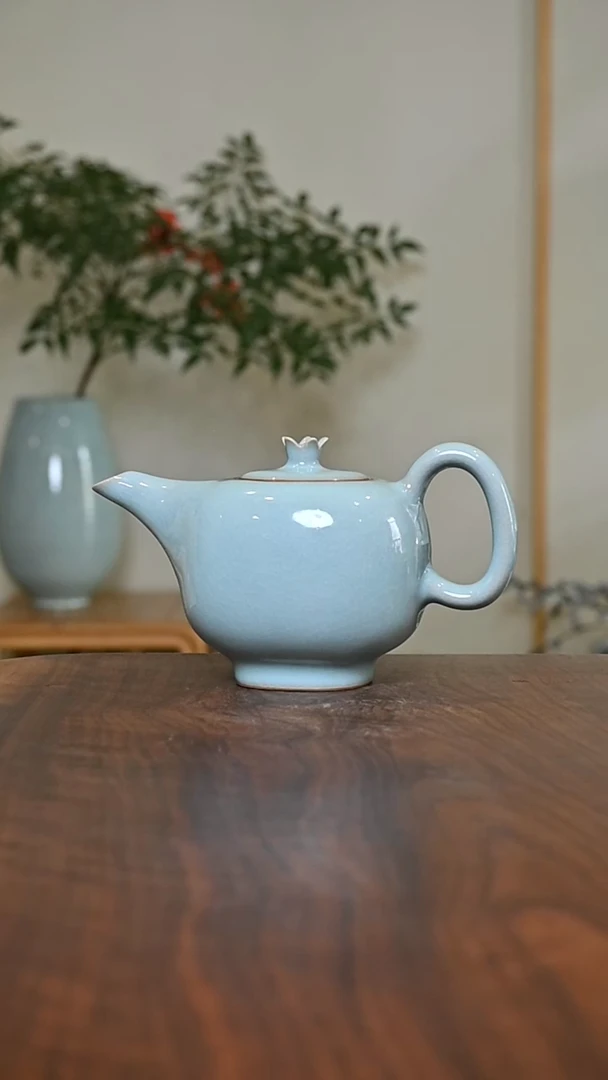 石榴壶 天青 微瑕 无款