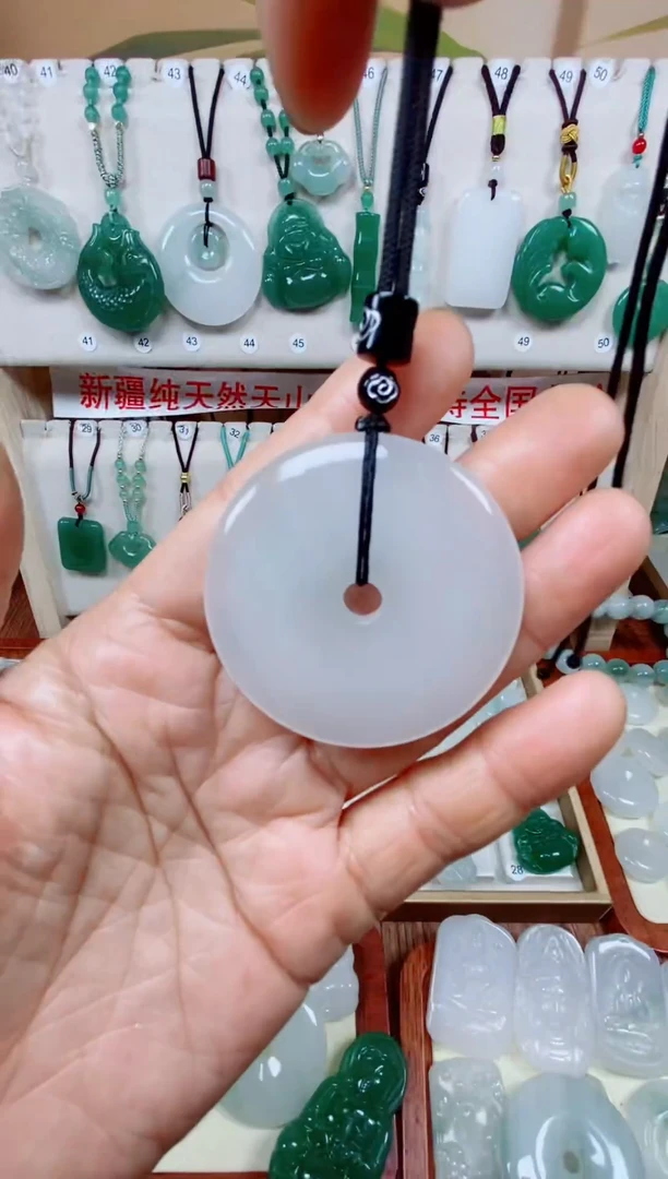 吊坠(赠链)未镶嵌石英质玉（天山翠）1