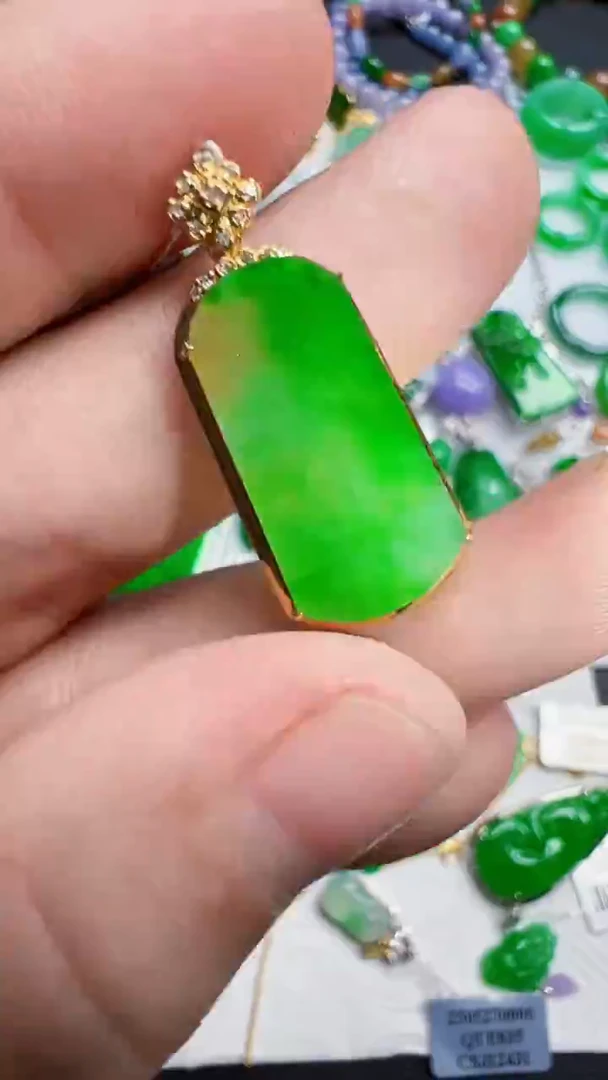 颈饰18K金镶嵌翡翠无事牌