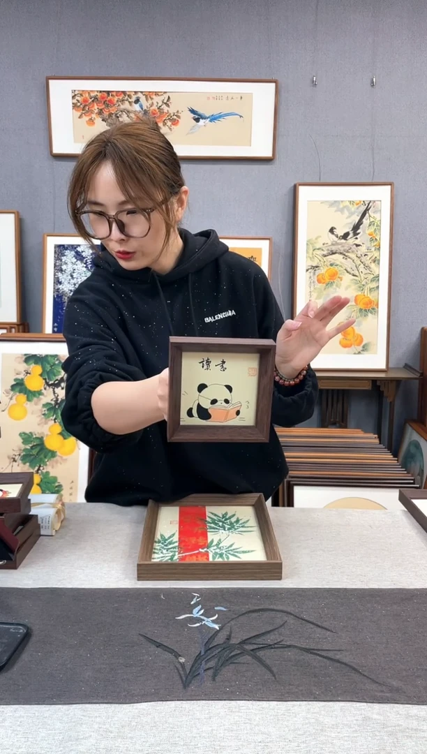 【闪购商品】国画5寸-小摆台作品-读书熊猫