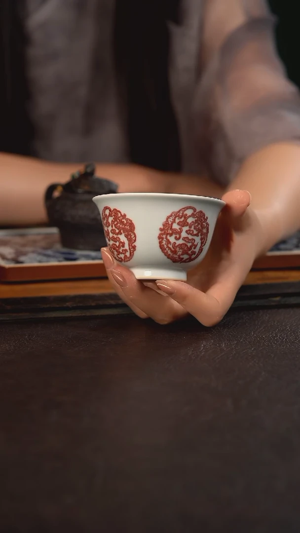 贵红窑釉里红团螭龙纹大压手杯