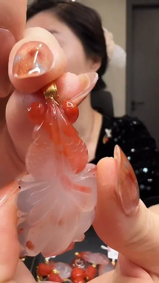 18K金镶嵌吊坠南红玛瑙/小金鱼