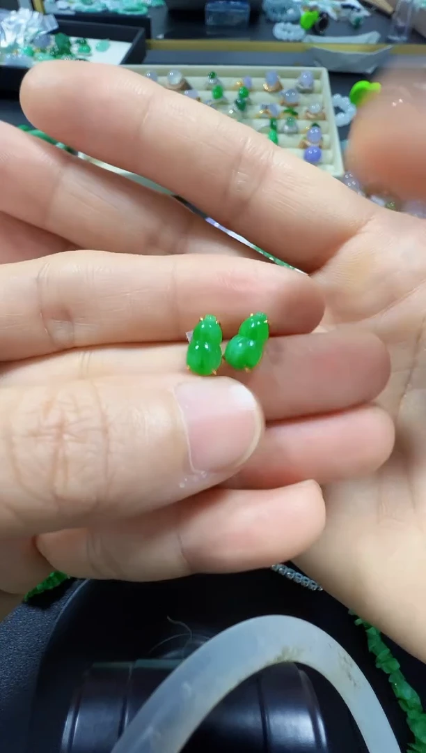 18K金镶嵌翡翠耳饰198