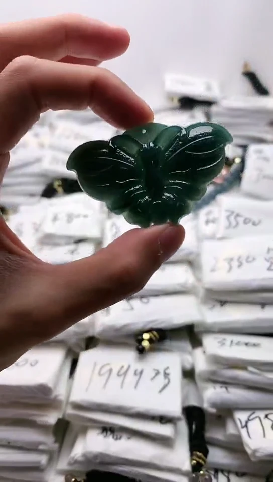 翡翠未镶嵌颈饰蝴蝶