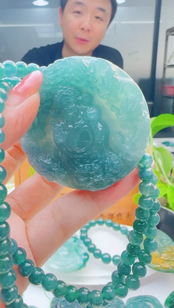 翡翠未镶嵌颈饰多样性发货其中一件