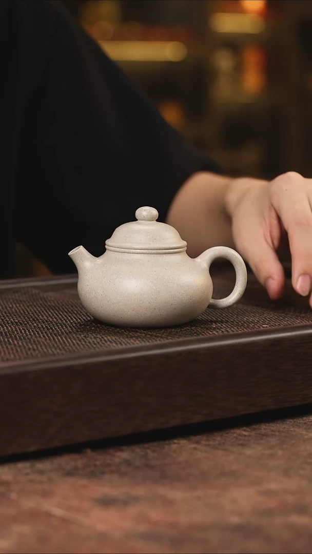 宜兴紫砂定窑白容天