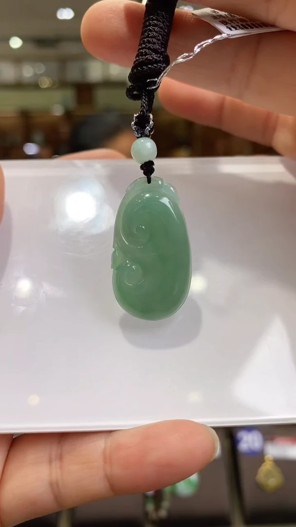 翡翠未镶嵌颈饰花件