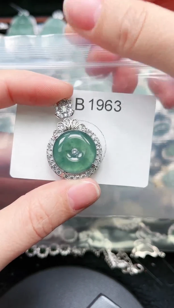 【闪购商品】翡翠颈饰未镶嵌赠皮绳1963