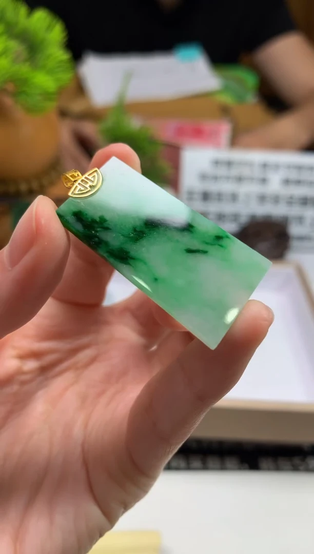 颈饰18K金镶嵌翡翠爱***人---103623