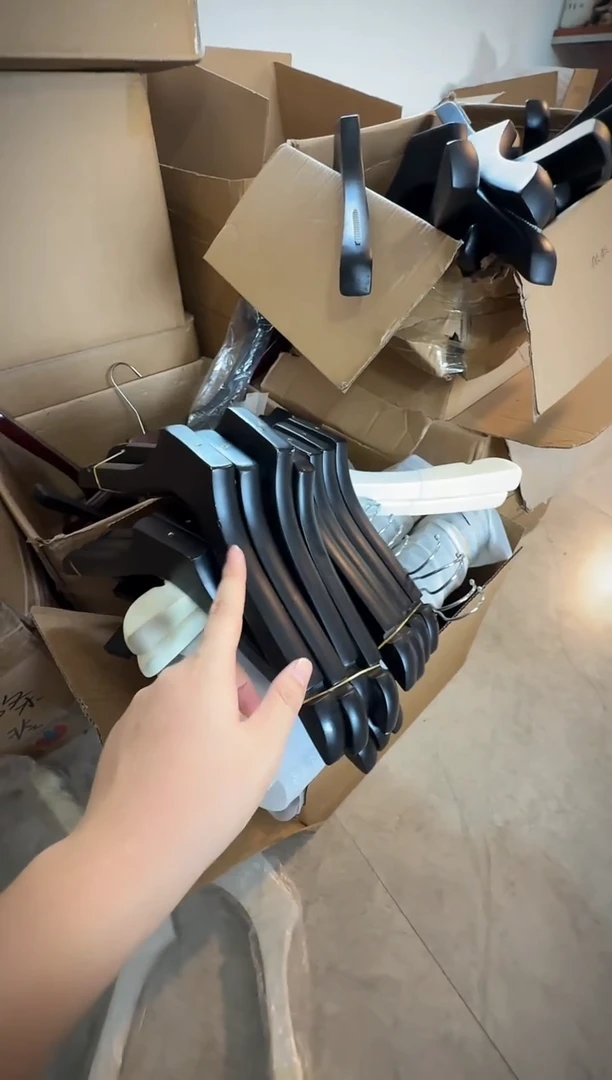 黑色荷木衣架微瑕12支装【低价尾货不退换