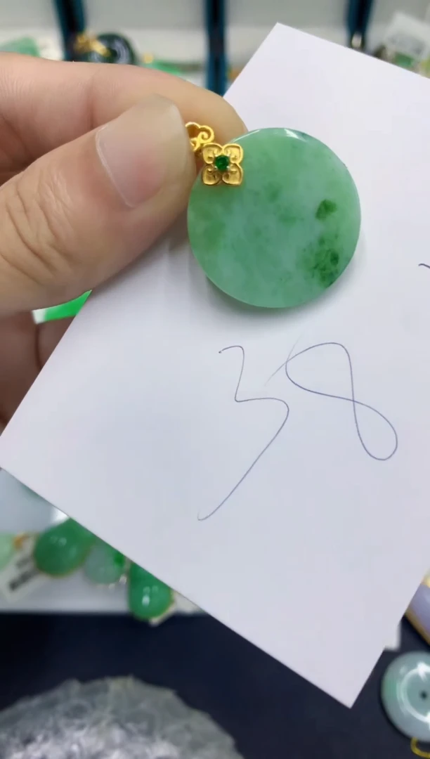 翡翠挂件未镶嵌翡翠