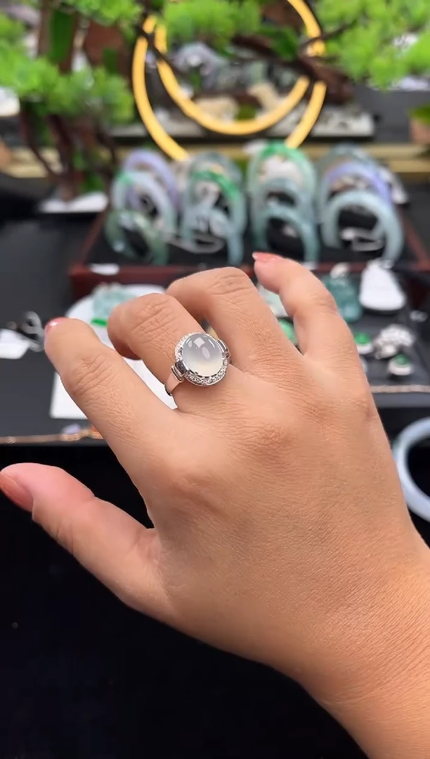 18K金镶嵌戒指翡翠戒指