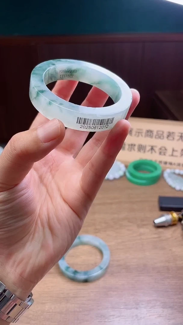 定制翡翠手镯未镶嵌姚*娟定制