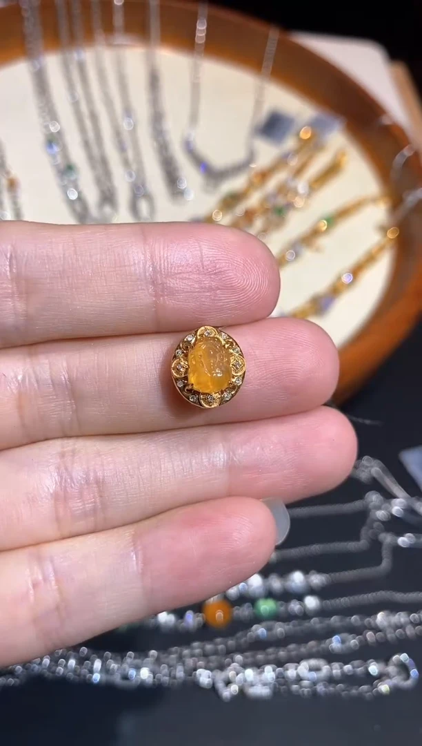 颈饰18K金镶嵌翡翠吊坠