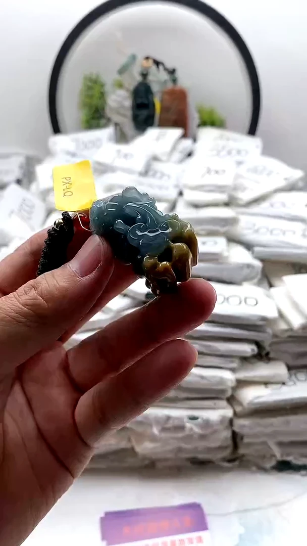 翡翠未镶嵌颈饰貔貅