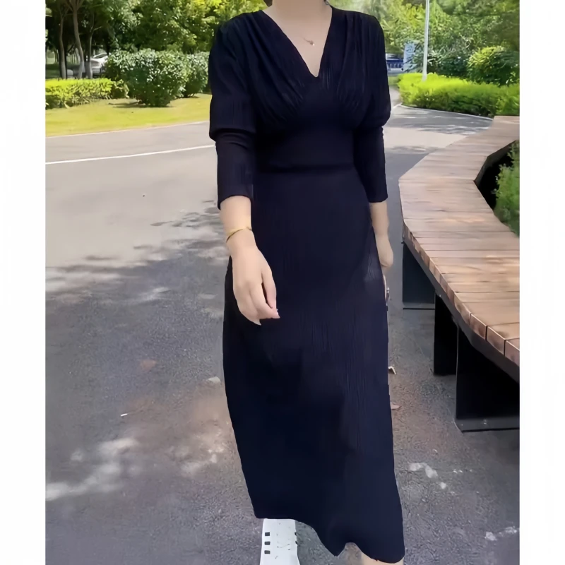 早秋设计感设计风v领收腰显瘦休闲连衣裙褶皱时尚纯色小黑裙裙子