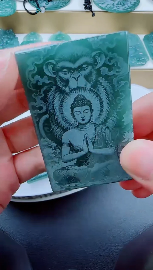 翡翠未镶嵌颈饰猴本命佛